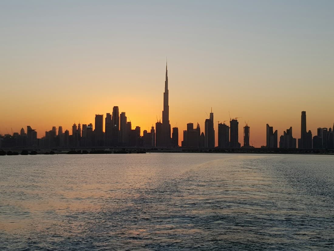 La silhouette de Dubai au coucher du soleil